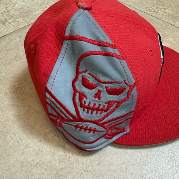 Tampa Bay Buccaneers Baseball Hat Fitted Mens Size 6 7/8 New Era Red Skull Gray - Picture 3 of 7